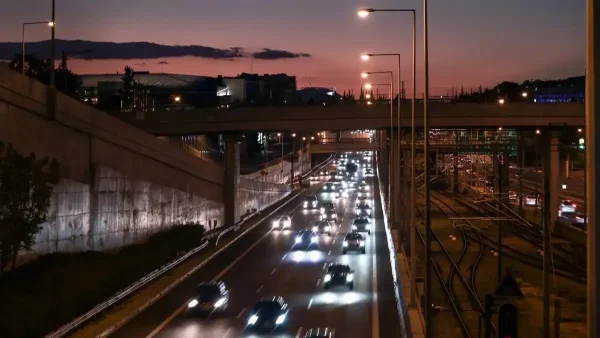 Φωτιά σε αυτοκίνητο στην Αττική Οδό – Καθυστερήσεις στο ρεύμα προς Κατεχάκη