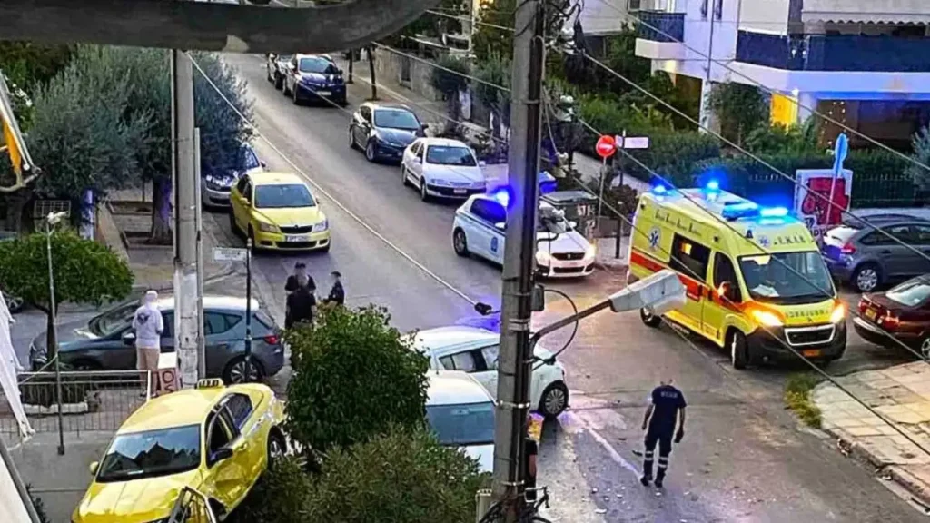 Οδηγός με κλεμμένο αυτοκίνητο παραβίασε STOP στην Ηλιούπολη και συγκρούστηκε με ταξί – Δείτε εικόνες