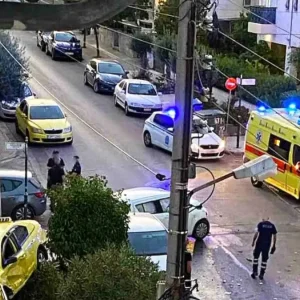 Οδηγός με κλεμμένο αυτοκίνητο παραβίασε STOP στην Ηλιούπολη και συγκρούστηκε με ταξί – Δείτε εικόνες