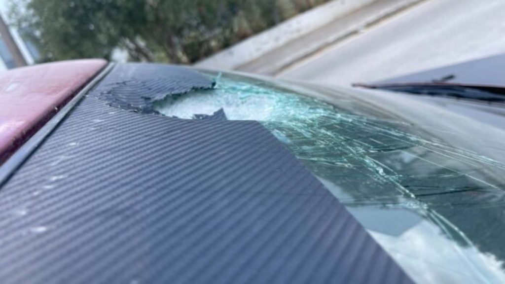 «Πετροπόλεμος» με σπασμένα παρμπρίζ στον περιφερειακό του Βόλου - Τι καταγγέλλει οδηγός - Δείτε φωτογραφίες