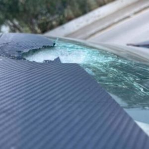 «Πετροπόλεμος» με σπασμένα παρμπρίζ στον περιφερειακό του Βόλου - Τι καταγγέλλει οδηγός - Δείτε φωτογραφίες