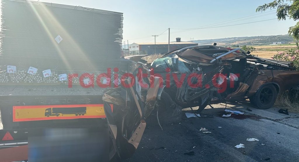 Φοβερό τροχαίο με έναν νεκρό σε σφοδρή σύγκρουση αγροτικού με νταλίκα - Φωτογραφίες και βίντεο
