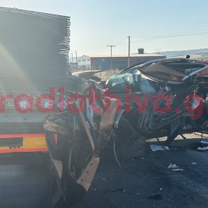 Φοβερό τροχαίο με έναν νεκρό σε σφοδρή σύγκρουση αγροτικού με νταλίκα - Φωτογραφίες και βίντεο