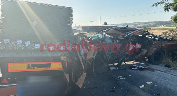Φοβερό τροχαίο με έναν νεκρό σε σφοδρή σύγκρουση αγροτικού με νταλίκα - Φωτογραφίες και βίντεο