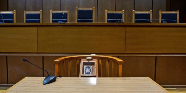 Μέχρι πότε οι γονείς πρέπει να στηρίζουν οικονομικά τα παιδιά τους; Δικαστήριο είπε «όχι» στη μείωση διατροφής μετά τα 18