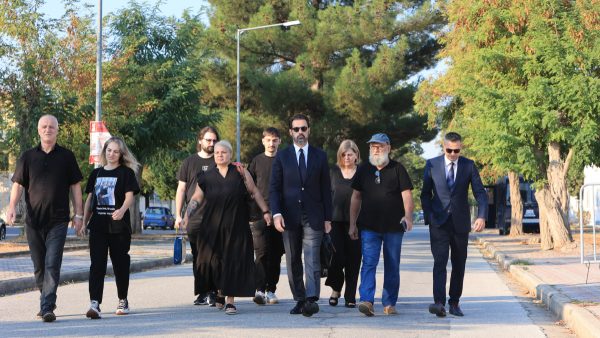 Λύγισε η μητέρα της Κλαούντια Λάτα στη δίκη για τα Τέμπη: «Η κόρη μου πέθανε αβοήθητη μέσα σε ένα βαγόνι»