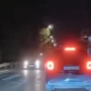 Ταυτοποιήθηκε ο οδηγός του αυτοκινήτου που μπήκε ανάποδα στην παραλιακή στη Βούλα, δείτε το τρομακτικό βίντεο