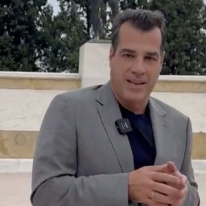 Ο Θάνος Πλεύρης ήρθε στις Θερμοπύλες και γύρισε βίντεο για το κλείσιμο της Δομής που έγινε σε λάθος σημείο
