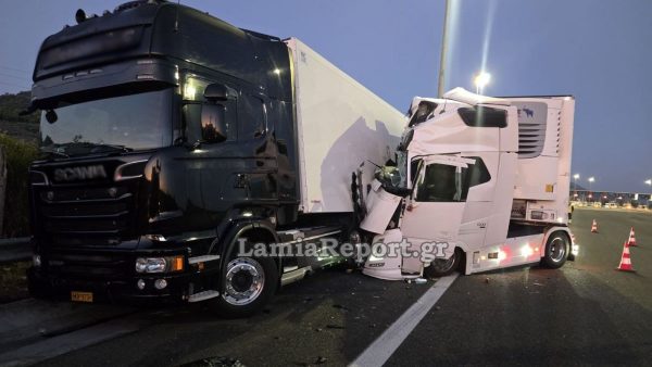 Φθιώτιδα: Έπεσε πάνω στην νταλίκα που ήταν παρκαρισμένη μετά τα διόδια - Τραυματίστηκε ο οδηγός