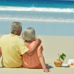 «Προτιμώ να τα ξοδέψω σε διακοπές παρά να τα αφήσω στα παιδιά μου»: Οι συνταξιούχοι και το φαινόμενο του «skiing»