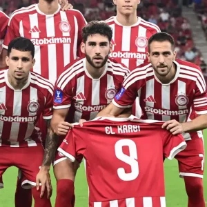 Ολυμπιακός – Βόλος: Οι παίκτες των Πειραιωτών εμφανίστηκαν με φανέλα του Αγιούμπ Ελ Κααμπί στο «Καραϊσκάκης»