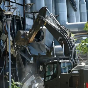 Συναγερμός στο πρώην Θέατρο Μπάντμιντον: Εντοπίστηκαν δύο εργάτες χωρίς τις αισθήσεις τους στο υπό κατεδάφιση κτίριο