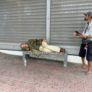 Λαμία: Παραλίγο σοβαρό ατύχημα για τον Πάνο έξω από την εθνική τράπεζα - Το ρολό εγκλώβισε το χέρι του - ΒΙΝΤΕΟ