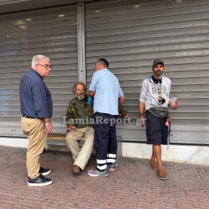 Λαμία: Παραλίγο σοβαρό ατύχημα για τον Πάνο έξω από την εθνική τράπεζα - Το ρολό εγκλώβισε το χέρι του - ΒΙΝΤΕΟ