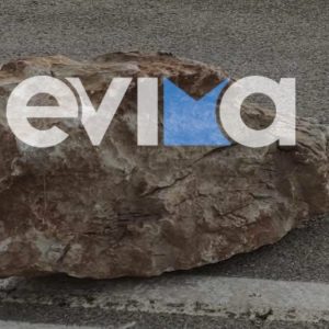 Εύβοια: Τεράστιοι βράχοι κατέληξαν σε κεντρικό δρόμο – Δείτε εικόνες