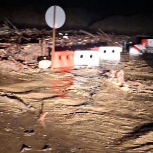 Δύσκολη νύχτα στην Εύβοια και στις Σποράδες - Επιχείρηση της Πυροσβεστικής για απεγκλωβισμό ζευγαριού