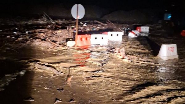 Ισχυρές καταιγίδες και μπουρίνια σε Εύβοια και Σποράδες - Δρόμοι ποτάμια, κατολισθήσεις και επιχείρηση της για απεγκλωβισμό ζευγαριού