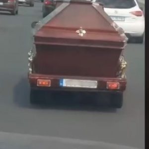 Απίστευτες εικόνες: Φέρετρο πάνω σε τρέιλερ στην Εθνική Οδό άφησε άφωνους τους οδηγούς!