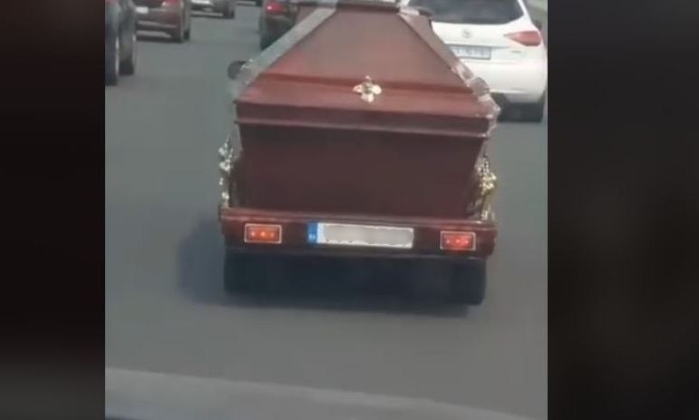 Απίστευτες εικόνες: Φέρετρο πάνω σε τρέιλερ στην Εθνική Οδό άφησε άφωνους τους οδηγούς!