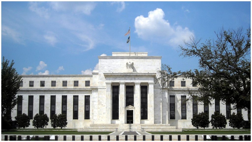 Fed: Αύξησε τα επιτόκια για πρώτη φορά από το 2023 – Αναθεώρησε προς τα επάνω την πρόβλεψή της για τον πληθωρισμό