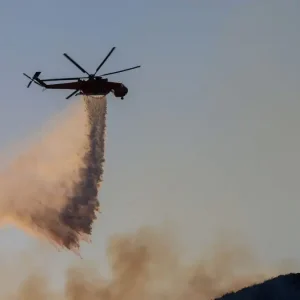 Πυρκαγιά στη Φωκίδα στην περιοχή Πενταγιοί – Σηκώθηκε 1 ελικόπτερο και 1 αεροσκάφος