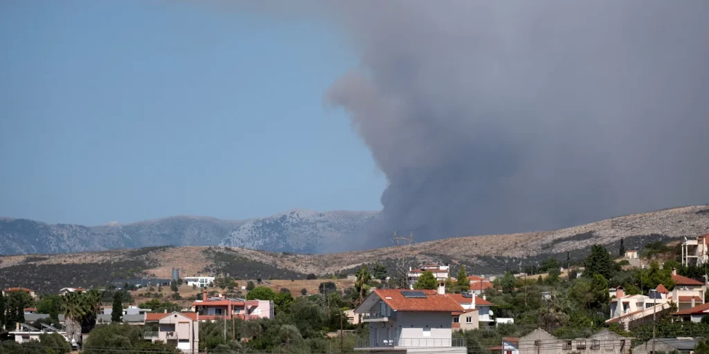 Μαίνεται η φωτιά στη Μακρυκάπα Ευβοίας: Επιχειρούν 14 εναέρια, εκκενώθηκε ο οικισμός Τριάδα