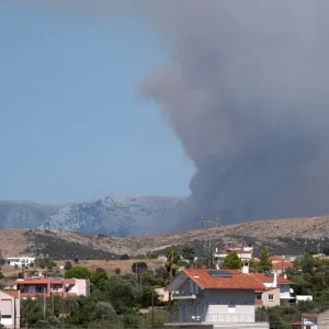 Μαίνεται η φωτιά στη Μακρυκάπα Ευβοίας: Επιχειρούν 14 εναέρια, εκκενώθηκε ο οικισμός Τριάδα