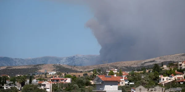 Μαίνεται η φωτιά στη Μακρυκάπα Ευβοίας: Επιχειρούν 14 εναέρια, εκκενώθηκε ο οικισμός Τριάδα