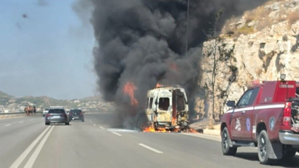 Πυρκαγιά σε σχολικό λεωφορείο - Καταστράφηκε ολοσχερώς το όχημα - Δεν υπήρχαν μέσα παιδιά