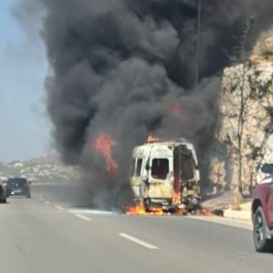 Πυρκαγιά σε σχολικό λεωφορείο - Καταστράφηκε ολοσχερώς το όχημα - Δεν υπήρχαν μέσα παιδιά