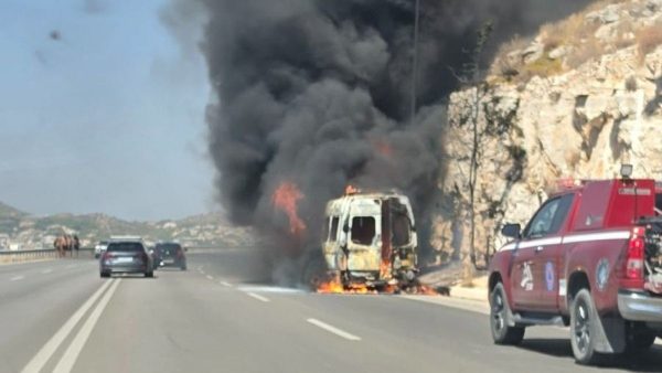 Πυρκαγιά σε σχολικό λεωφορείο - Καταστράφηκε ολοσχερώς το όχημα - Δεν υπήρχαν μέσα παιδιά