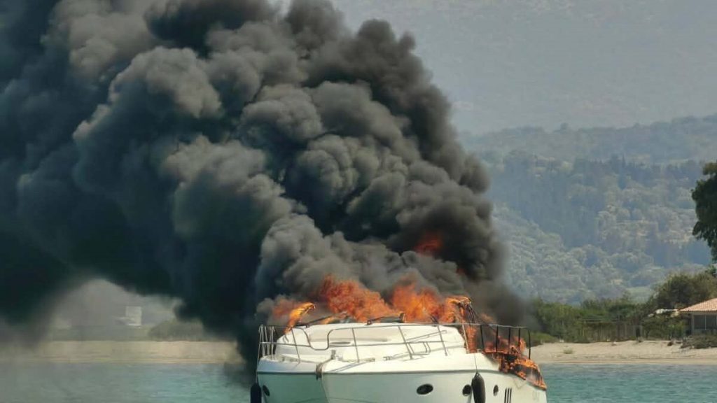 Φωτιά σε θαλαμηγό στη Λευκάδα - Σώοι οι τρεις επιβαίνοντες