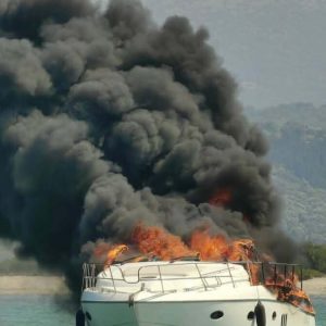 Φωτιά σε θαλαμηγό στη Λευκάδα - Σώοι οι τρεις επιβαίνοντες