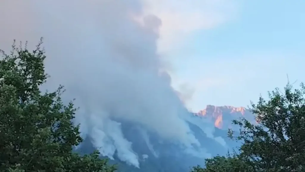 Ανεξέλεγκτη η φωτιά στην Κόνιτσα με 170 πυροσβέστες και 13 εναέρια στη «μάχη» - Φλόγες στη χαράδρα του Στομίου