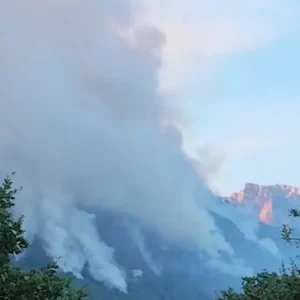Ανεξέλεγκτη η φωτιά στην Κόνιτσα με 170 πυροσβέστες και 13 εναέρια στη «μάχη» - Φλόγες στη χαράδρα του Στομίου