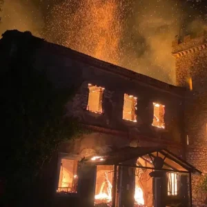 Πάτρα: Φωτιά στο ιστορικό οινοποιείο Achaia Clauss – Εκρήξεις και μάχη να μην περάσουν οι φλόγες στο δάσος
