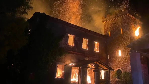 Πάτρα: Φωτιά στο ιστορικό οινοποιείο Achaia Clauss – Εκρήξεις και μάχη να μην περάσουν οι φλόγες στο δάσος