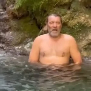 Ο Γιάννης Στάνκογλου έκανε μπάνιο στη Μαύρη Σπηλιά Ευρυτανίας – Το βίντεο που τράβηξε ο γιος του