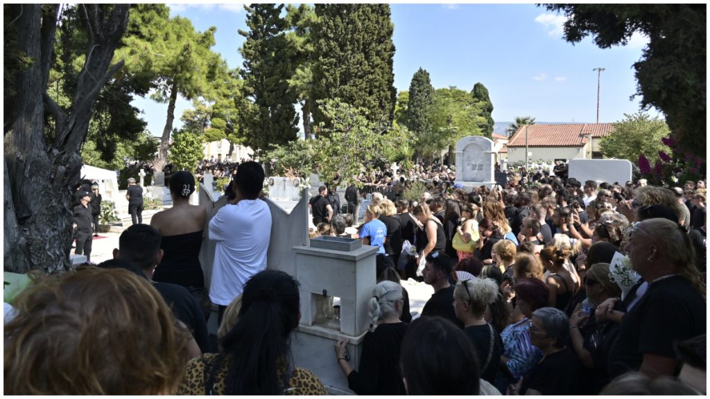 Με δάκρυα στα μάτια φίλοι και συνεργάτες αποχαιρετούν τον Γιώργο Μαζωνάκη