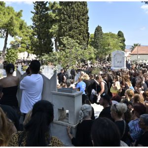 Με δάκρυα στα μάτια φίλοι και συνεργάτες αποχαιρετούν τον Γιώργο Μαζωνάκη