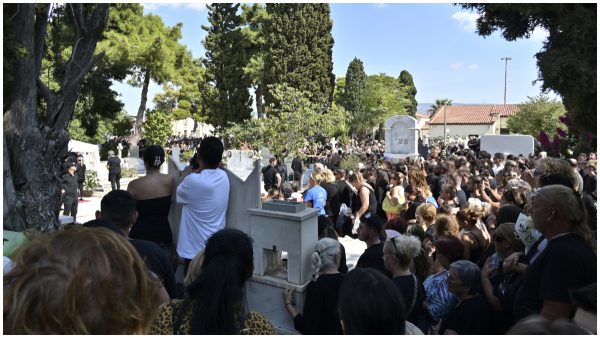 Με δάκρυα στα μάτια φίλοι και συνεργάτες αποχαιρετούν τον Γιώργο Μαζωνάκη