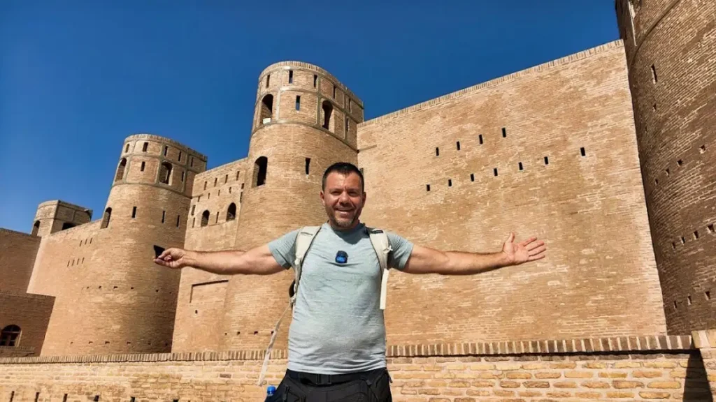 Ο Ευτύχης Μπλέτσας επιστρέφει με το «Happy Traveller» στον ΣΚΑΪ για 12η σεζόν