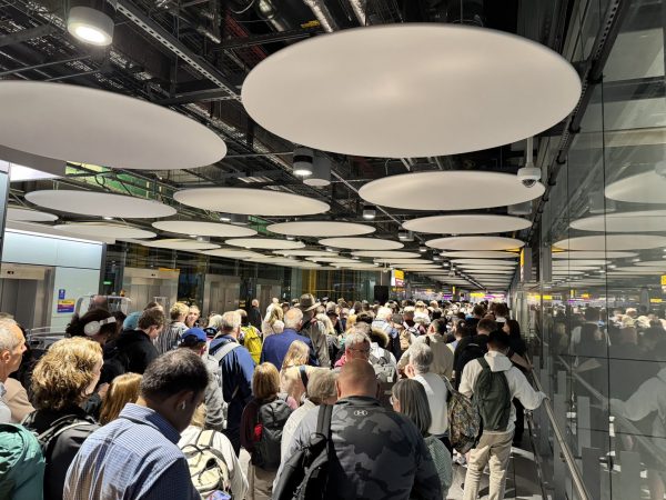 Χάος σε αεροδρόμια της Βρετανίας: Ακυρώθηκαν πάνω από 600 πτήσεις λόγω τεχνικής βλάβης στο σύστημα εναέριας κυκλοφορίας