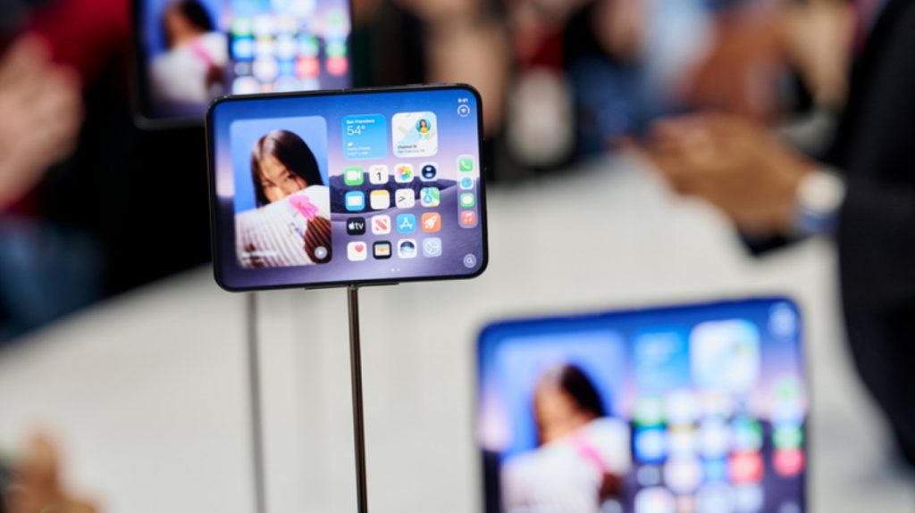 To νέο αναδιπλούμενο iPhone Duo σπάει όλα τα ρεκόρ τιμής στα κινητά: Πότε η τιμή του θα αγγίζει τις 4.000 ευρώ