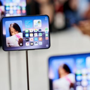 To νέο αναδιπλούμενο iPhone Duo σπάει όλα τα ρεκόρ τιμής στα κινητά: Πότε η τιμή του θα αγγίζει τις 4.000 ευρώ