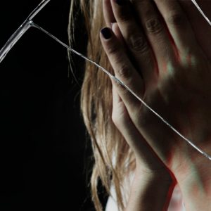 «Με πίεζε μέχρι να πω ναι»: Πώς ένας σύζυγος έβαλε τη γυναίκα του σε ιστοσελίδα swingers και την ανάγκασε να κάνει σεξ με 15 άνδρες