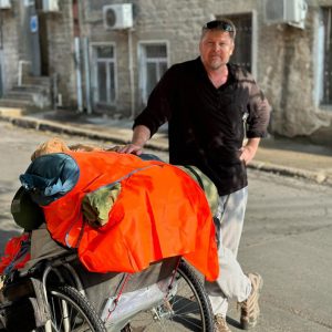 Αδιανόητο: Ο άνδρας που ξεκίνησε το 1998 τον γύρο του κόσμου… με τα πόδια επιστρέφει σπίτι - Ποιος είναι ο Καρλ Μπάσμπι