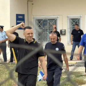 Αποφυλάκιση Κασιδιάρη: Αντιδράσεις των κομμάτων για την πρόθεση του να κατέβει στις εκλογές – «Πρόκληση απέναντι στα θύματα της Χρυσής Αυγής»