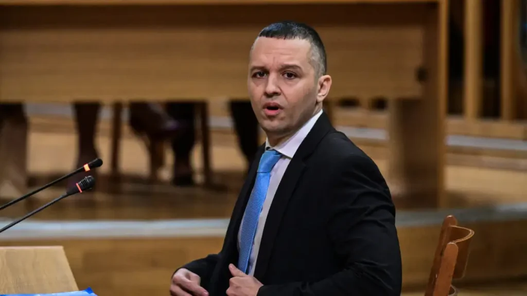 Ο Κασιδιάρης αποκτά φωνή στη Βουλή: Ο ανεξάρτητος βουλευτής Μανούσος δήλωσε ότι ανήκει στο κόμμα του