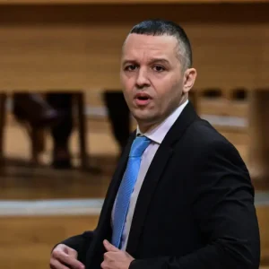 Ο Κασιδιάρης αποκτά φωνή στη Βουλή: Ο ανεξάρτητος βουλευτής Μανούσος δήλωσε ότι ανήκει στο κόμμα του
